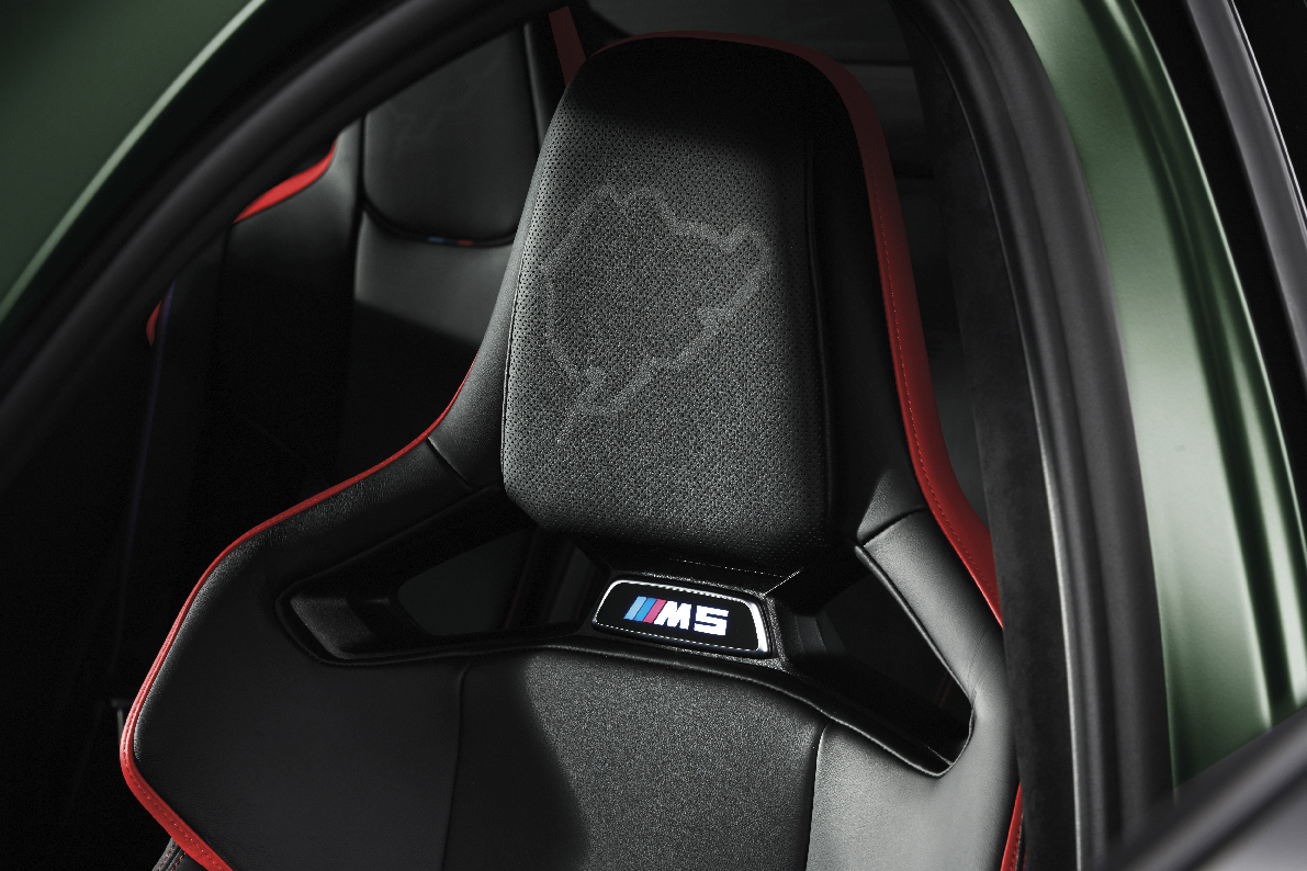 Foto: BMW M5 CS mit roten, prgrammierbaren M-Tasten am Lenkrad. (vergrößert)