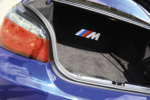 Auch der Kofferraum trägt Alcantara und Carbon – sowie ein großes M-Emblem.